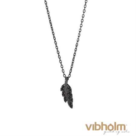 Joanli Nor Feather halskæde i sort rhodineret sølv med fjer og zirkonia 245 070-2